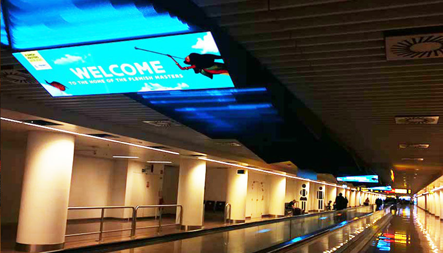 Cartel LED comercial en el aeropuerto de Bélgica