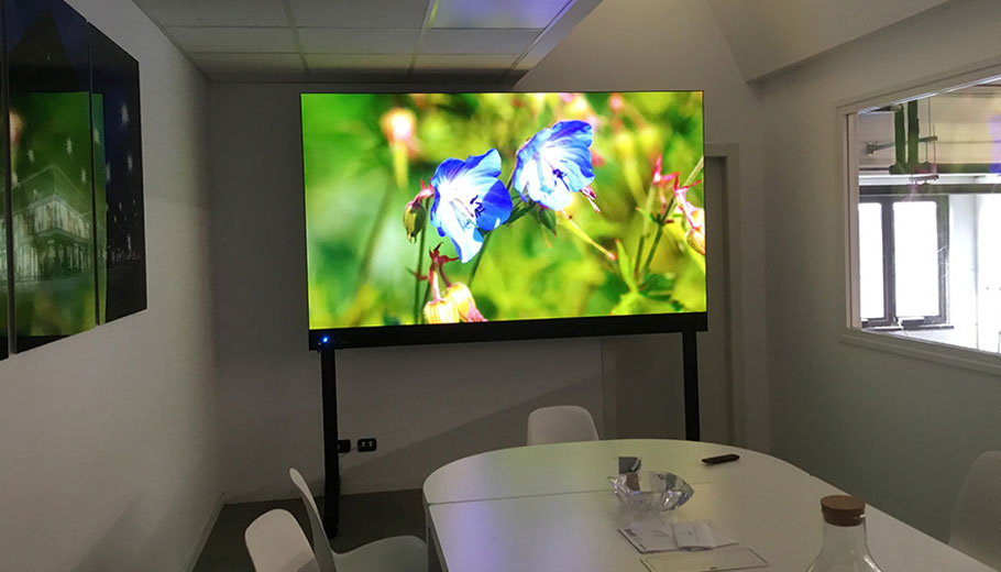 Sistema de pantalla LED para salas de conferencias de empresa en Italia